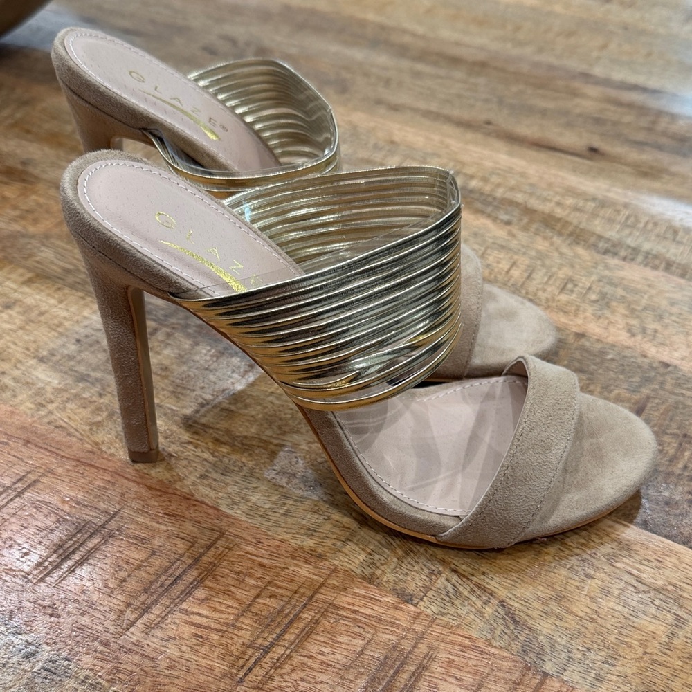 NWOT Glaze Metallic Gold and Beige Heels